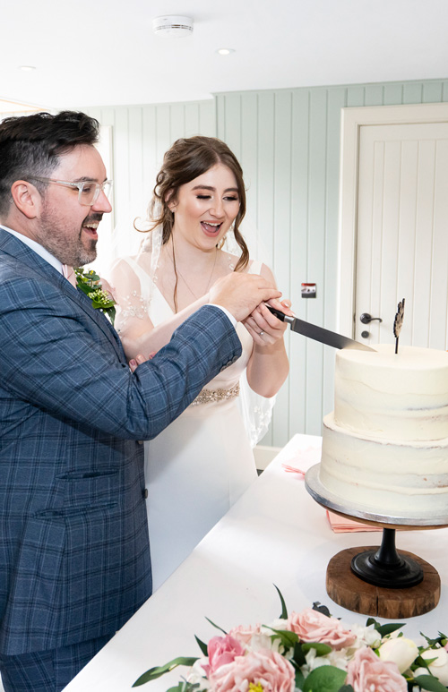 Wedding Photographer Ayrshire - Cutting the cake